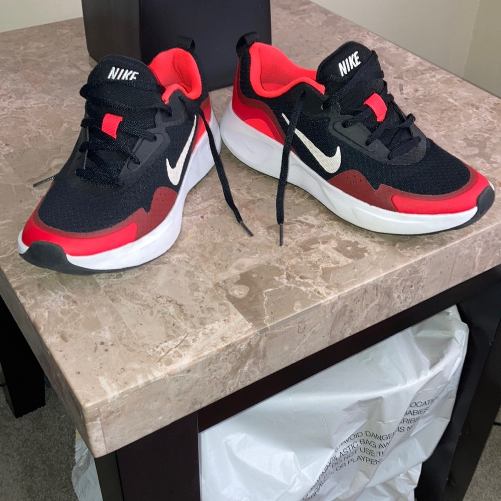 Boys nikes size 5 1/2 worn a few times